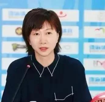 赖亚文后谁执掌排管中心？她打造国际俱乐部，或能助女排走出困境