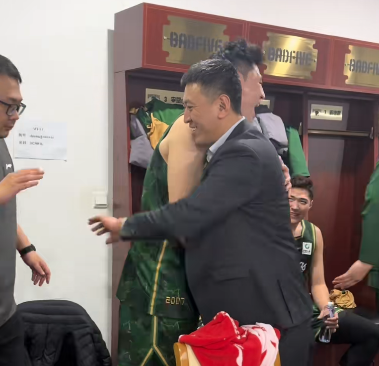 pg电子游戏-胜深圳更衣室！全员兴奋氛围极佳，汉兹领奖发懵，王世龙得金链子