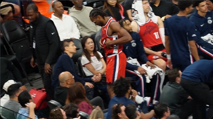 pg电子-不像脚踝！小卡表情痛苦捂着自己的腰腹部离场并高举双手进行伸展